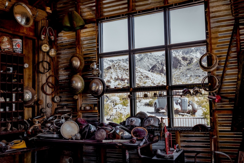 cordonnerie-VIDAUBAN-min_shop_window_part_junk_abandoned-138873